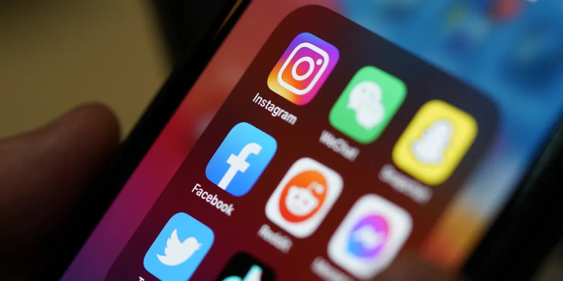 Mobile screen with social apps